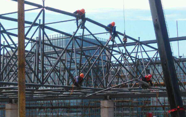 东港论钢结构网架装配的步履和相关关注变乱